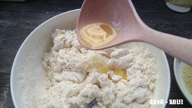 做烧饼芝麻怎么粘的牢固