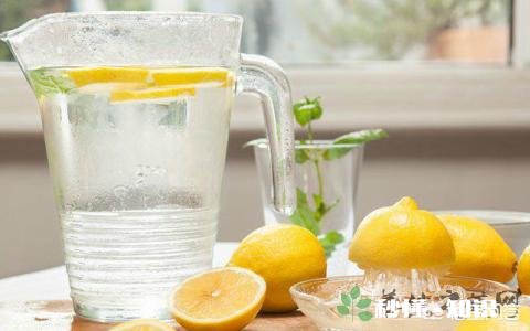 日常饮水时，柠檬水可以取代白开水吗