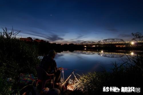夜钓浮漂钓灵还是钓钝好用荧光棒好还是用电子漂好