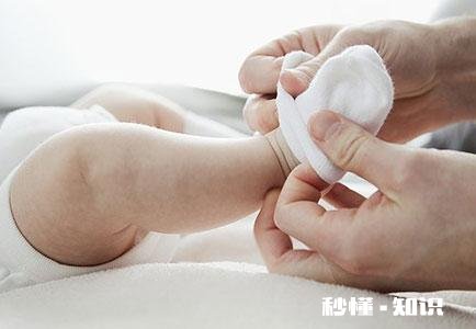 刚出生的宝宝不给穿袜子可以吗