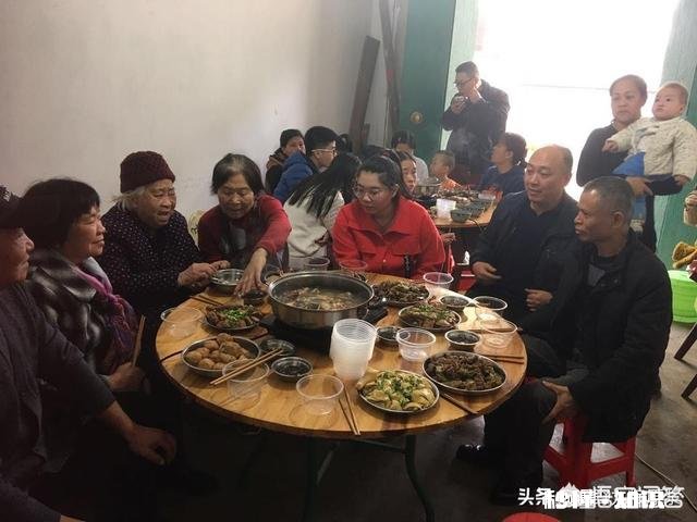 你认为，年是什么味道现在过年和小时过年有何不同