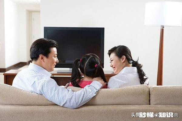 看电视的时候总有家人把手机音量调得很大，正常沟通不给予解决，该怎么办呢