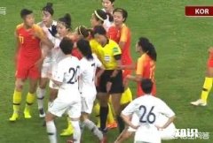 韩国球员踢倒王霜，为什么裁判给了李影一张黄牌