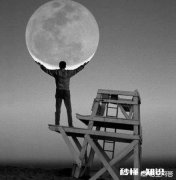 《流浪地球》中地球去比邻星了，那月球是会留在原地还是自动跟着地球走