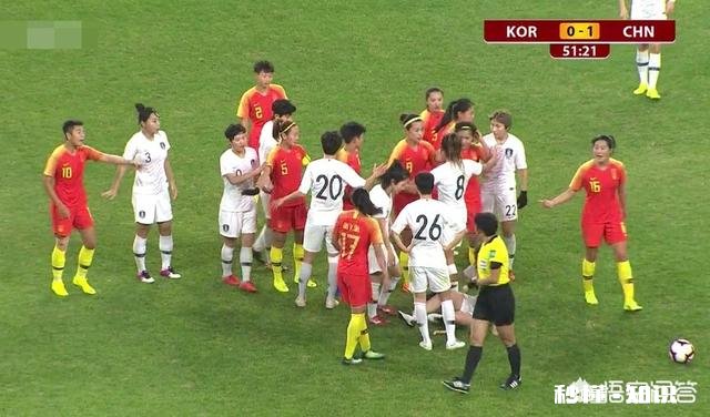 中韩女足赛爆发冲突：韩国队员故意踢人报复王霜，李影为王霜出头染黄，你怎么看