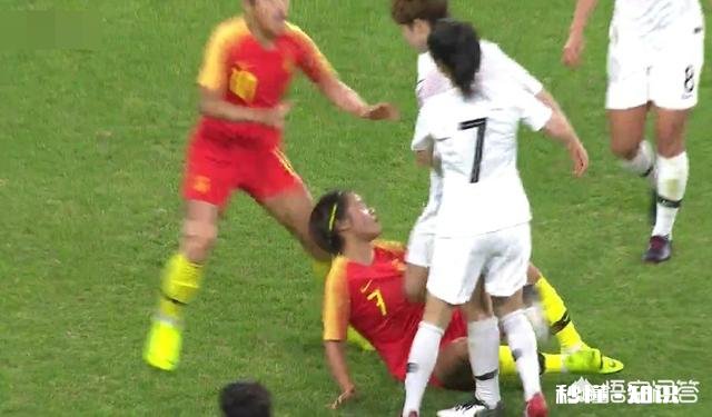 中韩女足赛爆发冲突：韩国队员故意踢人报复王霜，李影为王霜出头染黄，你怎么看