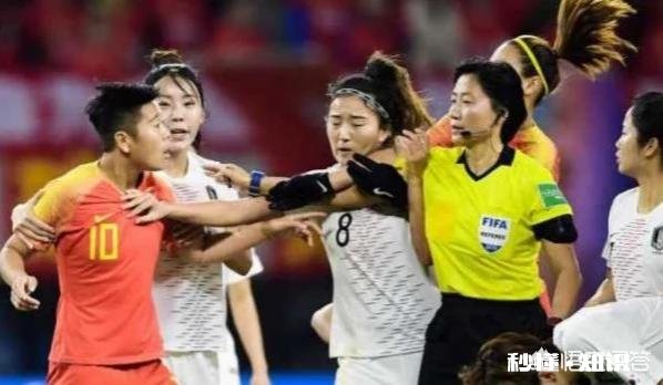 中韩女足赛爆发冲突：韩国队员故意踢人报复王霜，李影为王霜出头染黄，你怎么看
