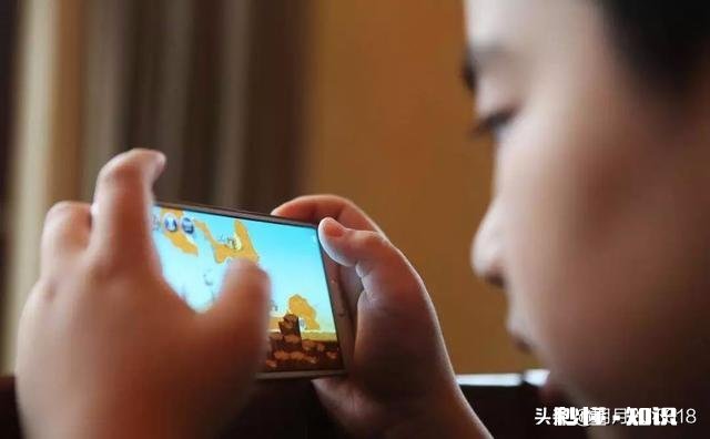 疫情期间上网课，有些孩子没学到知识却迷恋上手机，对此你怎么看