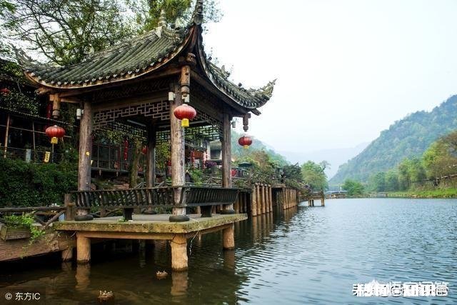 下联，碧纱窗下水沉烟。上联如何对