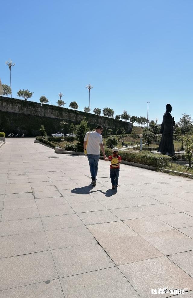 夫妻都上班，两个孩子，双方父母都不能帮忙，怎么办