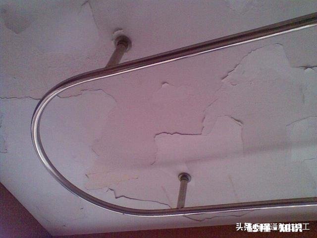 顶层楼顶天花板掉皮是什么原因