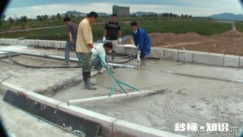 顶层楼顶天花板掉皮是什么原因