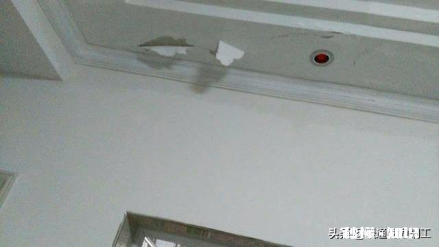 顶层楼顶天花板掉皮是什么原因