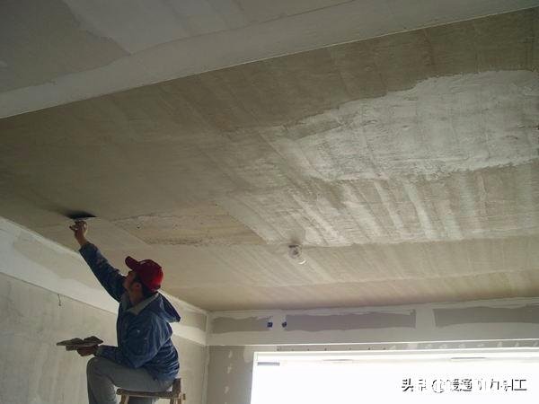 顶层楼顶天花板掉皮是什么原因