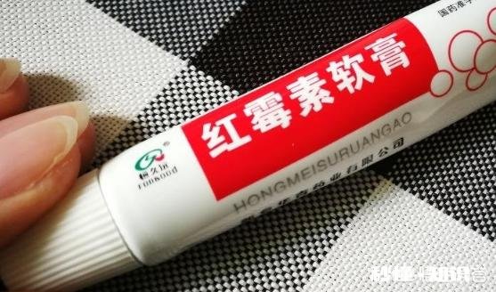 每次“挤痘痘”滋出的白色物质，是什么东西呢如何祛痘