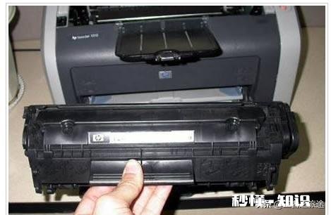 请问打印机指示灯一直在闪，不打印是哪里出错了