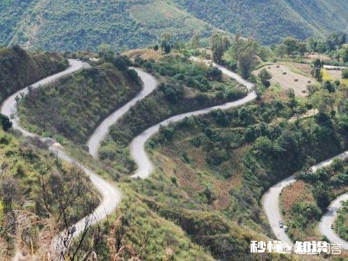 国、古仄 上联，水通南国三千里，下联怎么对