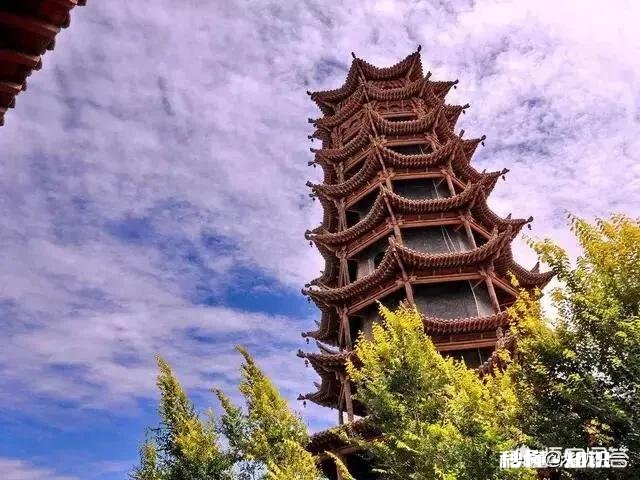 #对联#“歪斜塔影林中竖”下联如何对