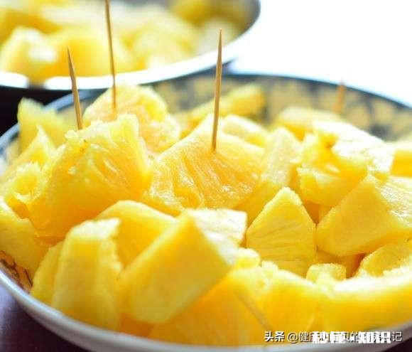 为什么菠萝要在淡盐水中浸泡后在吃