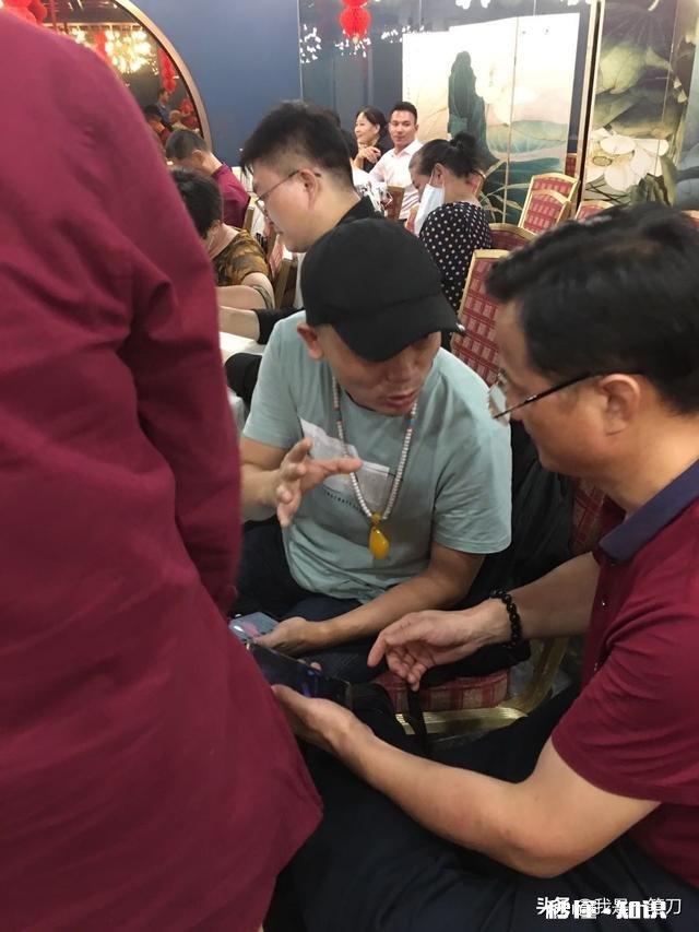 老公一直没有找到工作，看他每天郁闷不开心，我该怎么安慰他