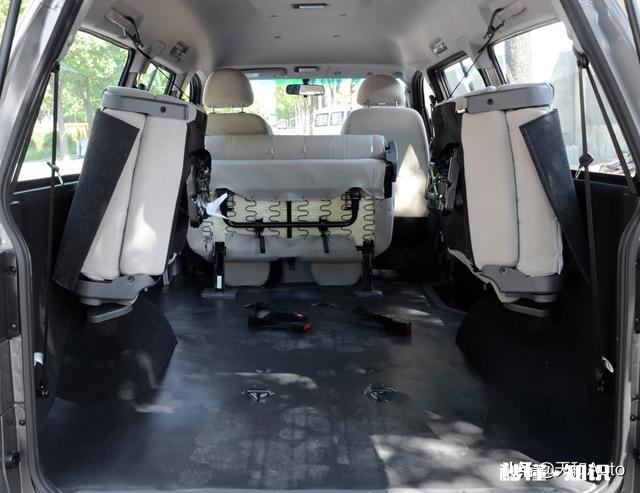 想买一辆两用车,可以拉货摆地摊,预算落地八万内,有什么推荐