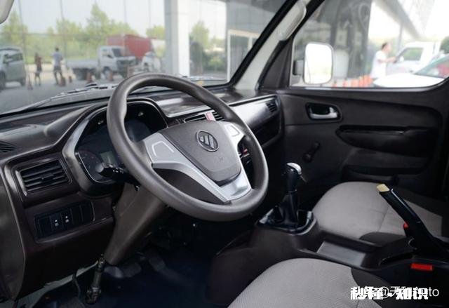 想买一辆两用车,可以拉货摆地摊,预算落地八万内,有什么推荐