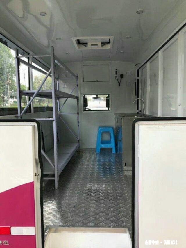 想买一辆两用车,可以拉货摆地摊,预算落地八万内,有什么推荐