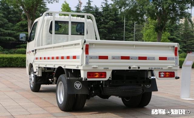 想买一辆两用车,可以拉货摆地摊,预算落地八万内,有什么推荐