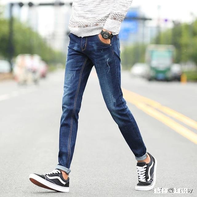 上衣是粉色的T恤，下面的裤子怎样搭配