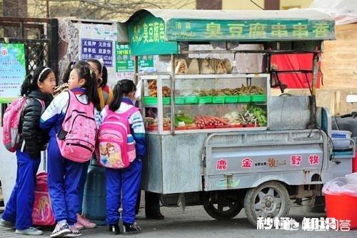 孩子每次上学读书，你们会给多少零花钱