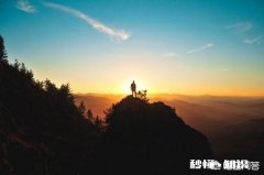 鹃子邀您对联，上联:今盼春风明盼月，请友接下联