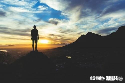 鹃子邀您对联，上联:今盼春风明盼月，请友接下联