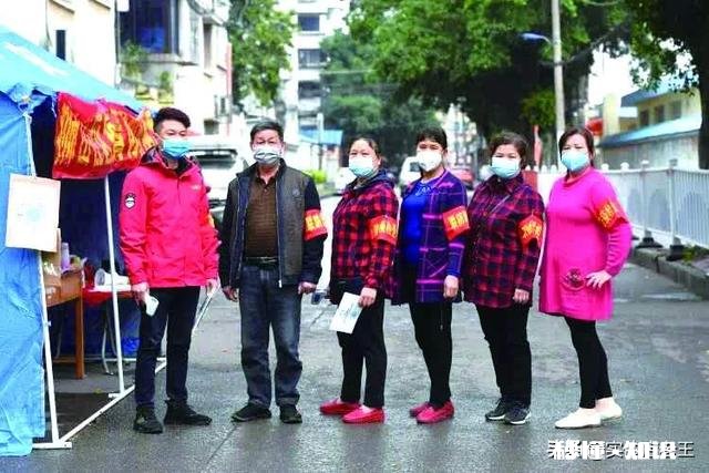 现在小区进出都要扫二维码打卡，我认为这样做很好，你怎么看