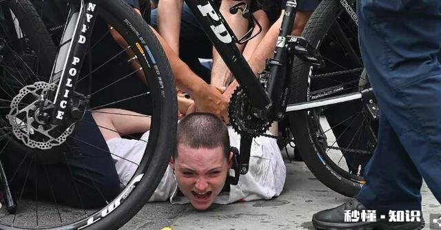 如何看待美国黑人警察倒戈支持游行