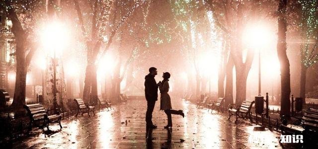 如果你长得不咋地，却喜欢上一个很帅的人，你是选择放弃，撞墙还是追呢，如果选择追，该咋追呢