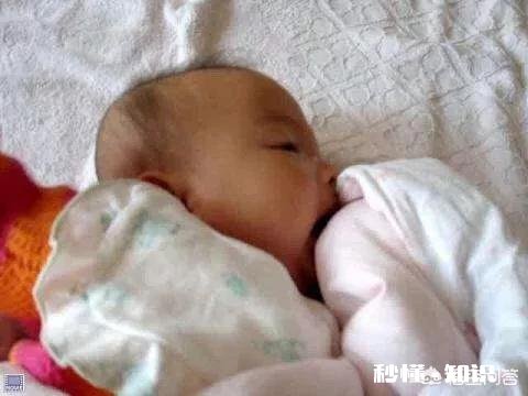 宝宝每晚睡前都要舔枕头怎么纠正