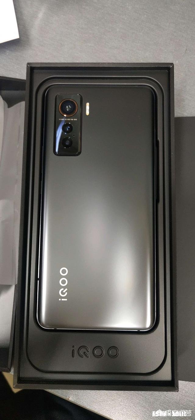 身边好多人都买了iQOO 5,这手机到底有哪些优势