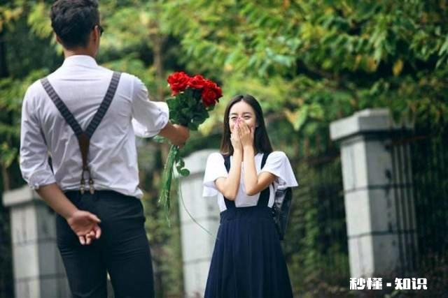 情侣之间最喜欢的小动作有哪些