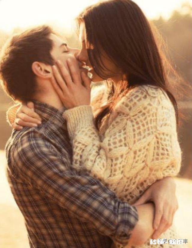 情侣之间最喜欢的小动作有哪些