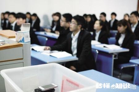 学生上课玩手机,被发现后主动砸掉,事情被曝光后,老师依然要受处罚,这事你怎么看