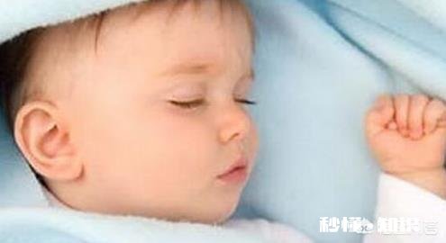 孩子睡觉老是踢被子怎么办