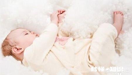 孩子睡觉老是踢被子怎么办