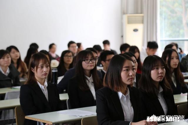 上联，促蜂邀蝶齐舞唱，下联