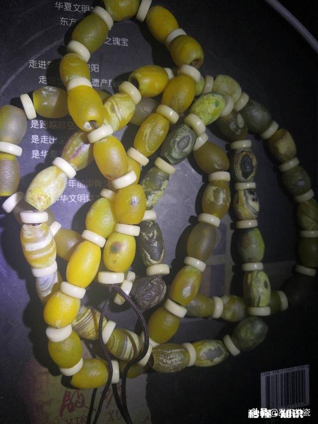 请问这个玉扳指和玛瑙玉佩是不是古物件