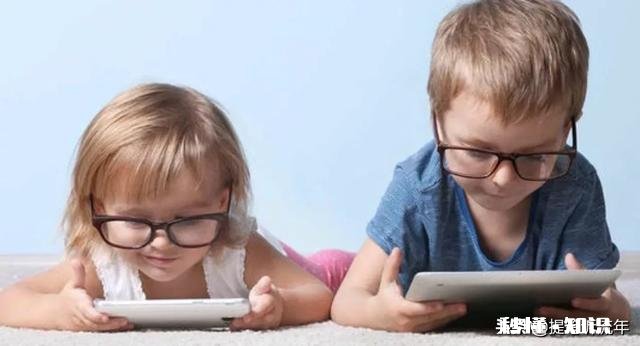 大人玩手机不管孩子，会造成什么后果