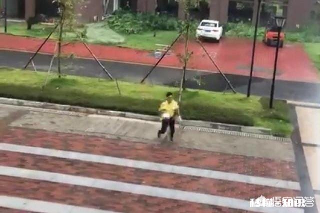 如何看待有的人在小视频里看到在台风“山竹”肆虐下还有外卖小哥在送餐