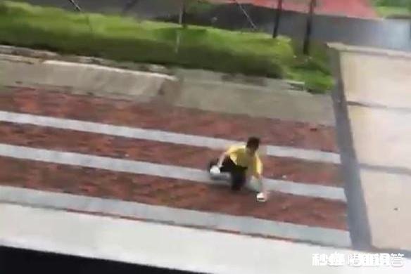 如何看待有的人在小视频里看到在台风“山竹”肆虐下还有外卖小哥在送餐