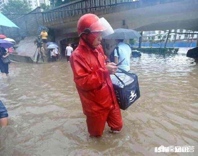 如何看待有的人在小视频里看到在台风“山竹”肆虐下还有外卖小哥在送餐