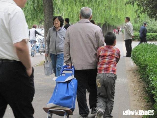 如何看待有的人在小视频里看到在台风“山竹”肆虐下还有外卖小哥在送餐