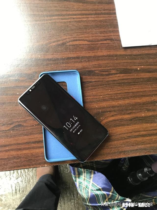 想要一个屏幕好的手机，真双扬声器，电池大一点，中端处理器就可以，有什么推荐吗